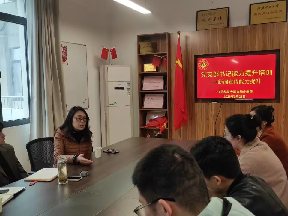 图为谢凌艳老师与学院教师沟通交流.jpg